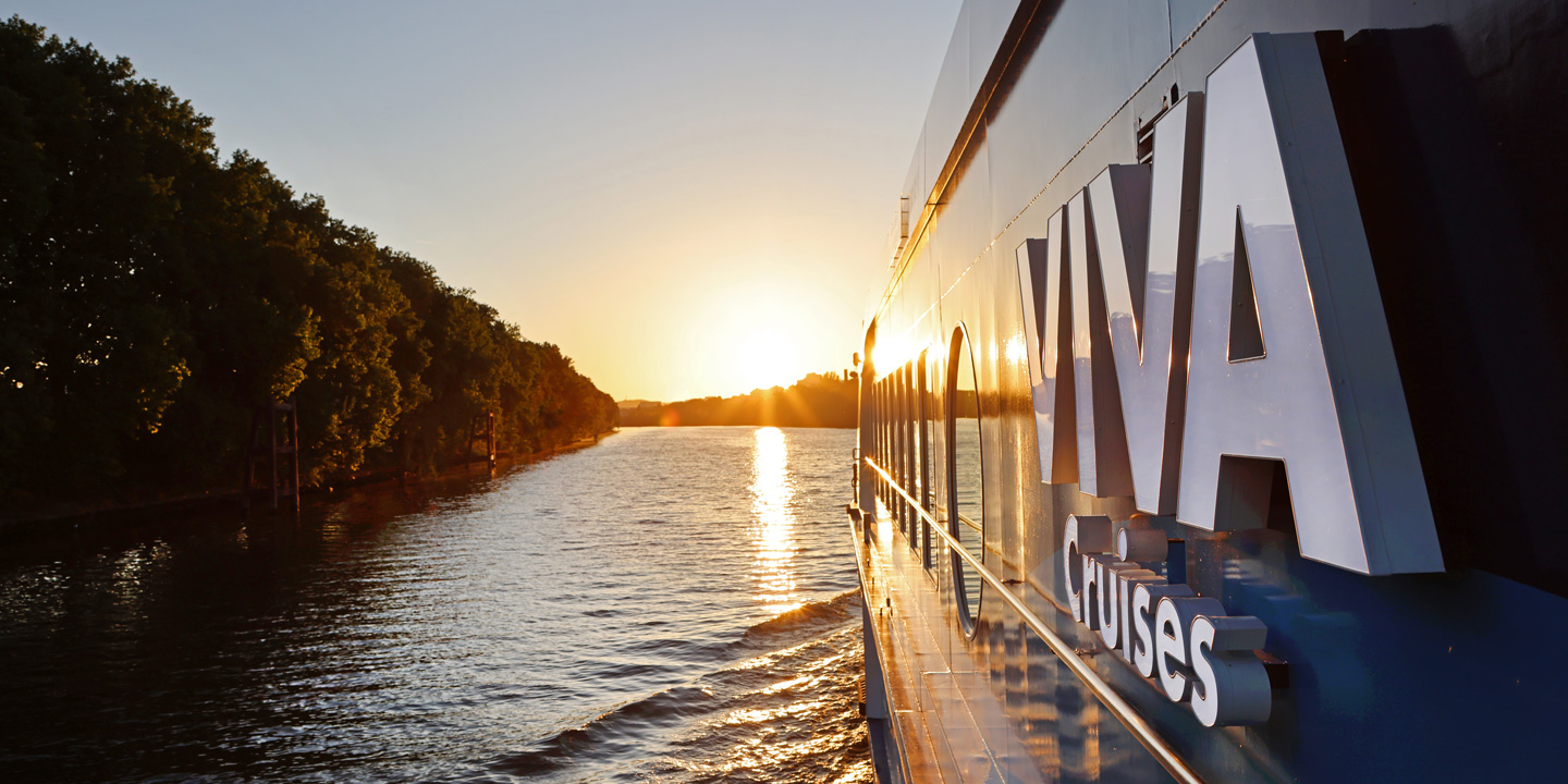 Flodkryssningsfartyget VIVA Gloria i solnedgång.