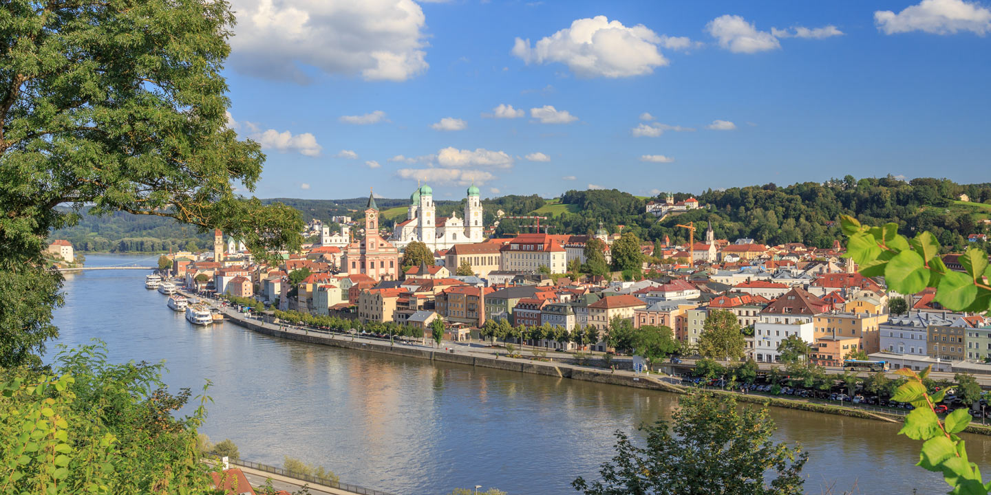 Floden Donau genom staden Passau i Tyskland.