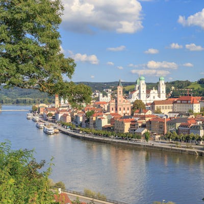Floden Donau genom staden Passau i Tyskland.